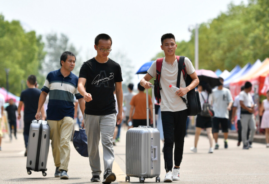 收到大学录取通知书，先别光顾着乐，还有“一档三证”要提前准备