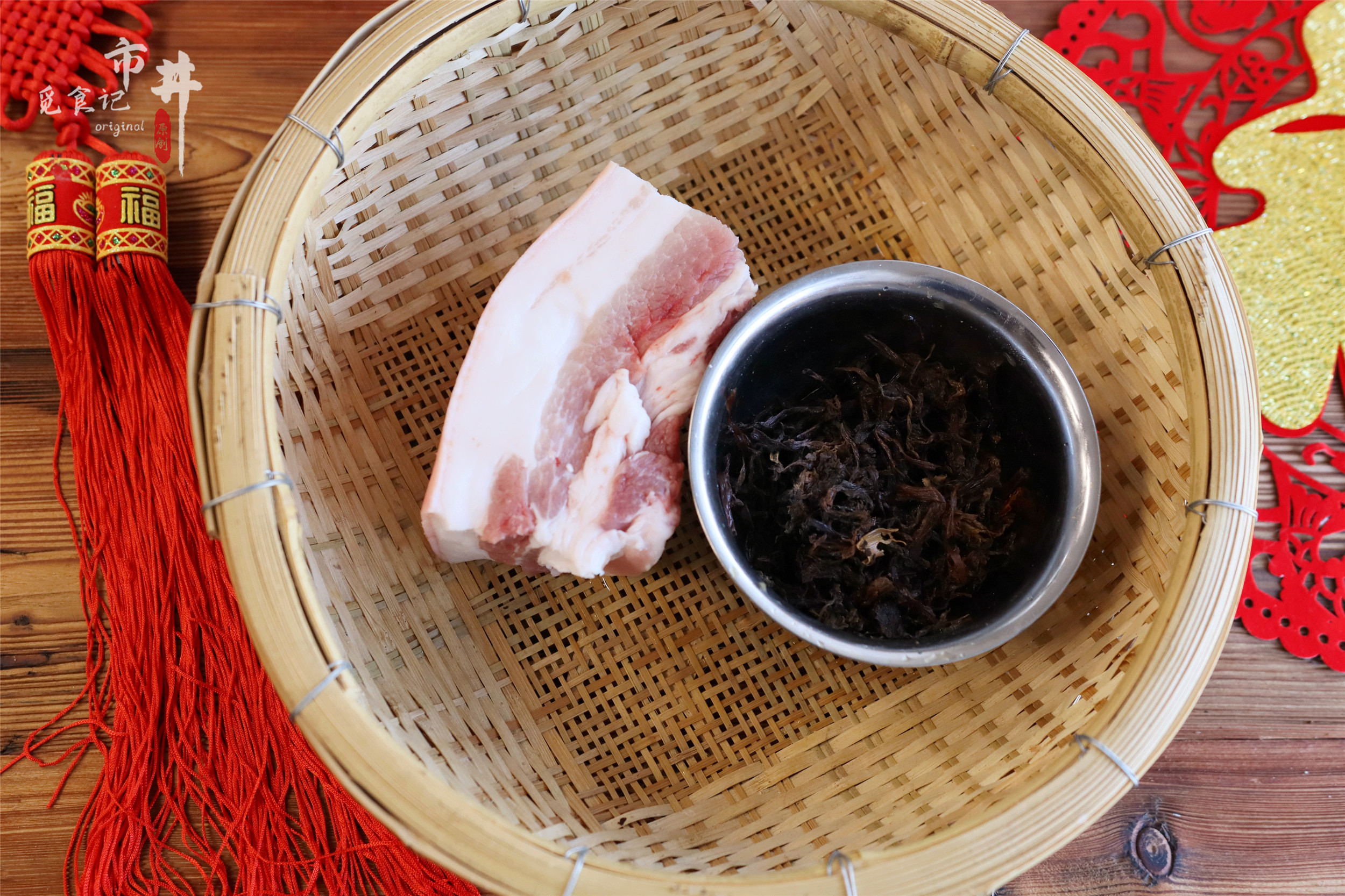 年夜饭加道“硬菜”，梅菜扣肉端上桌，这做法软烂浓香，入口即化