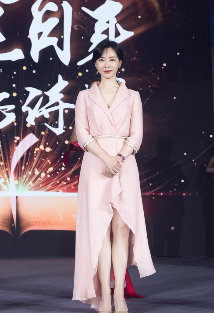 它才是今秋最显白的流行色！陈数杨紫早就穿上了，时髦优雅又减龄