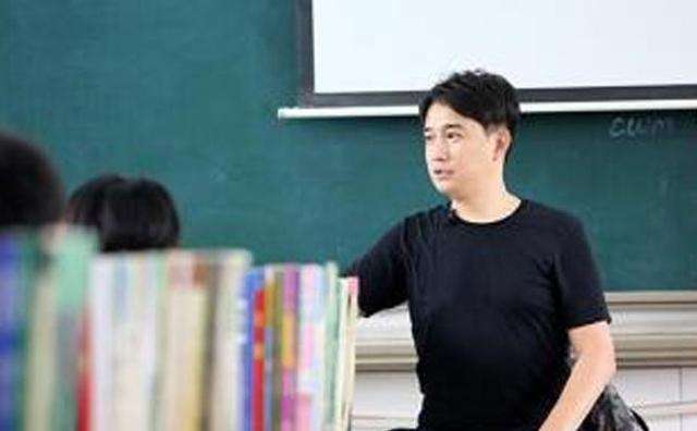 这7位艺人曾经是人民教师，有人浑水摸鱼，有人执教数年受人敬仰