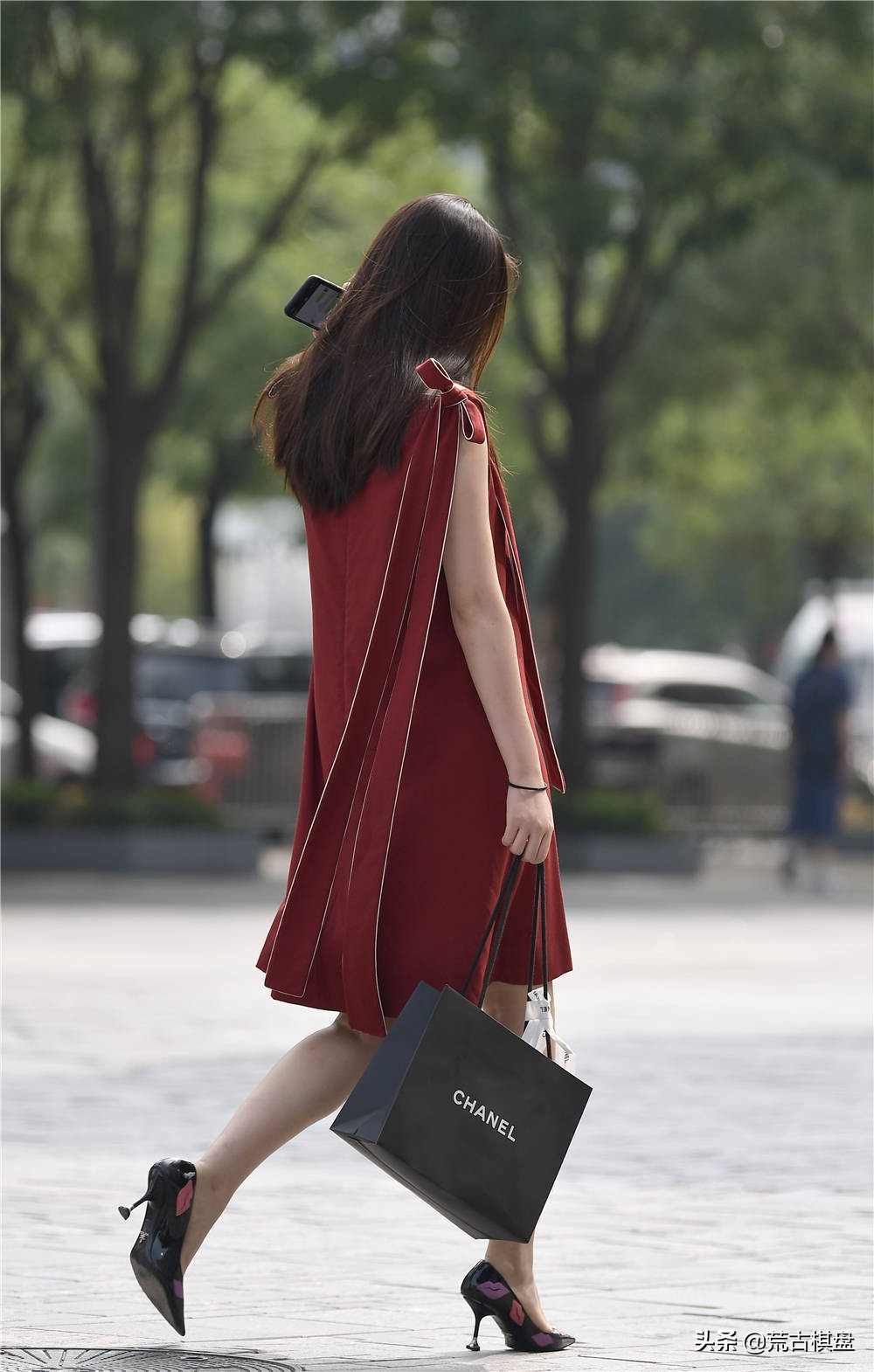 红色无袖连衣裙，宽松款式，搭配高跟鞋，不挑身材又很美