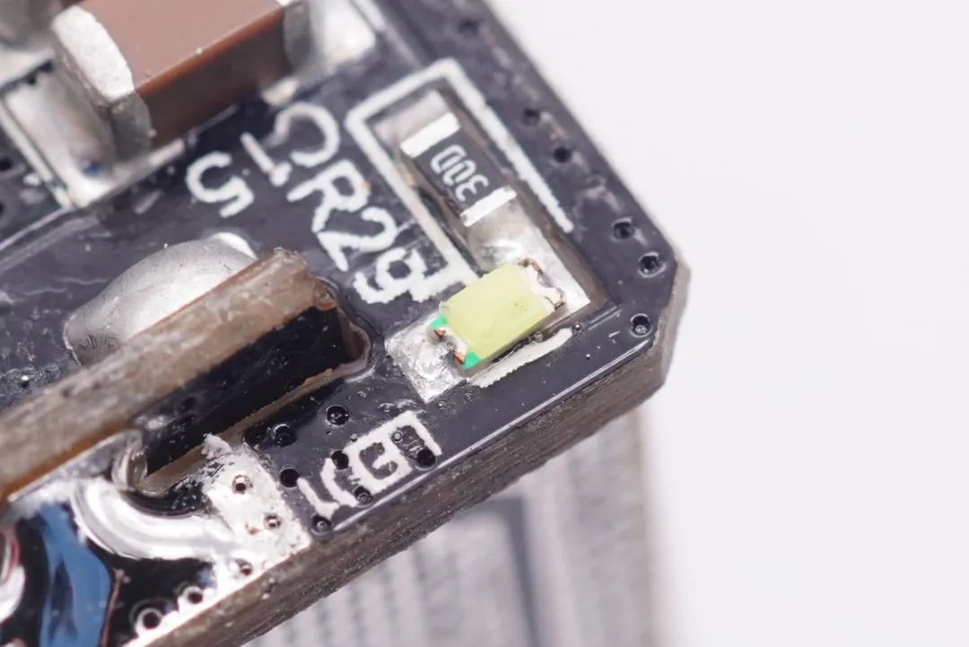 全新设计，突破体积极限，拆解国产控制器65W氮化镓快充