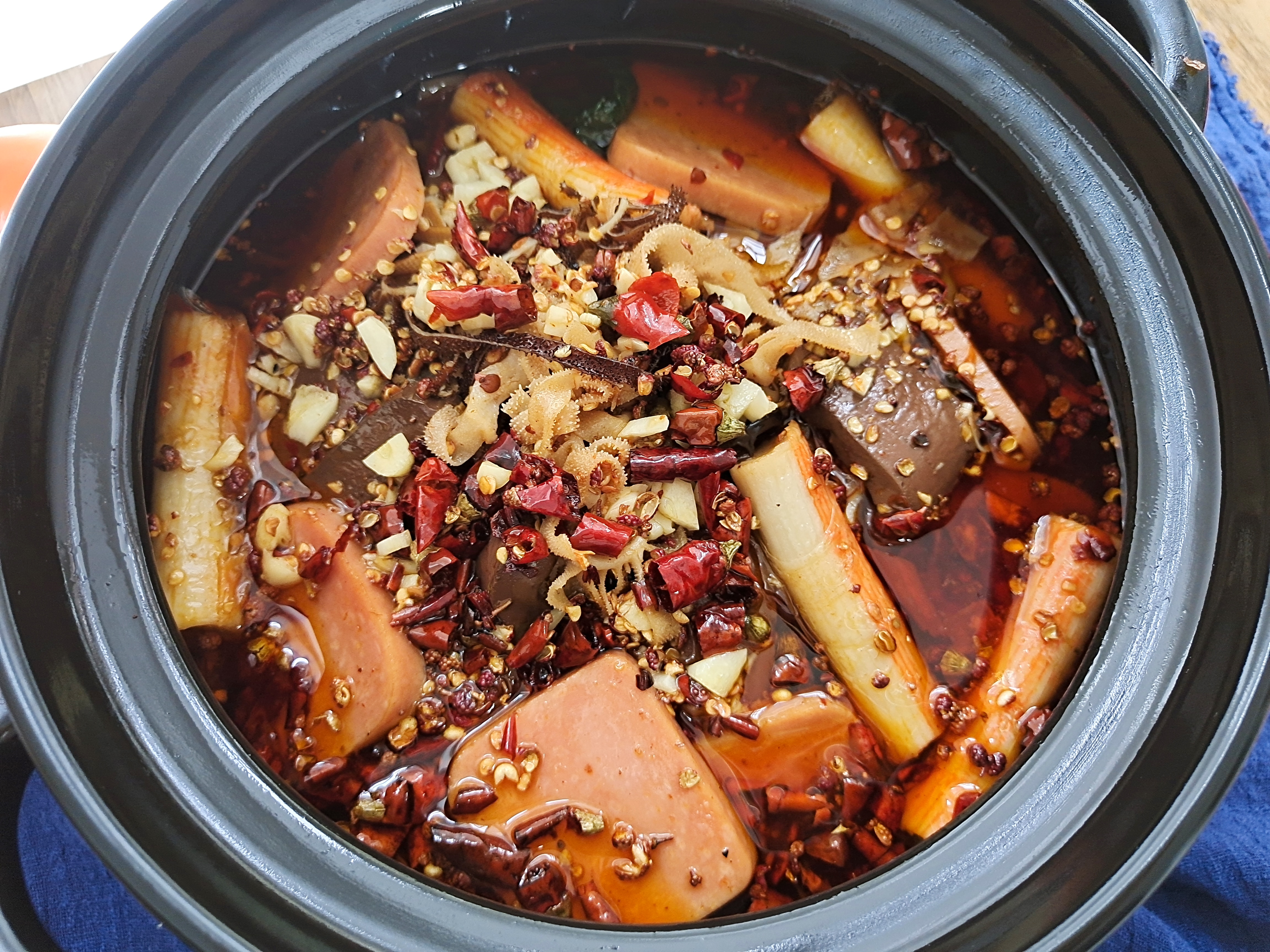 猫王的主料是鸭血,配以鳗鱼片,毛肚,鱿鱼,肥肠,午餐肉等.