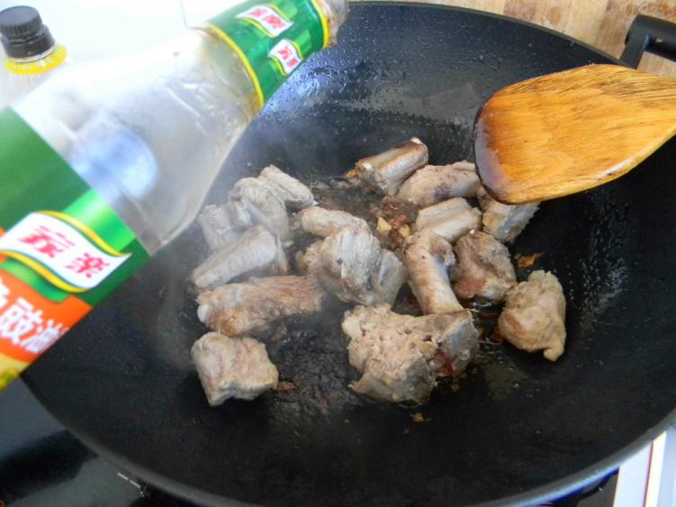 干锅排骨怎么做（十分钟速成味美特下饭的干锅排骨）