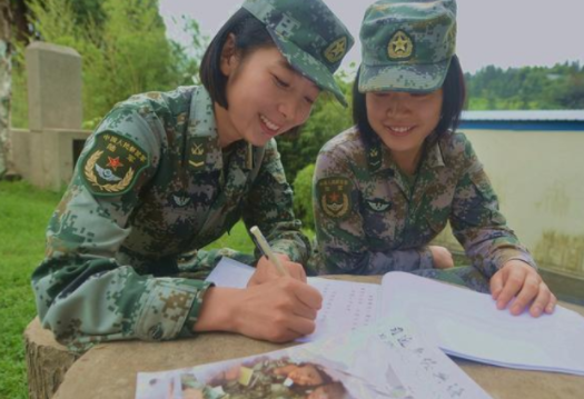 大学生迎来“好消息”，2021年当兵可直接保送军校，但需符合要求