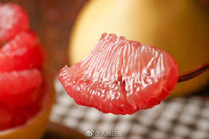 这个方法剥柚子，一点白色的筋都没有