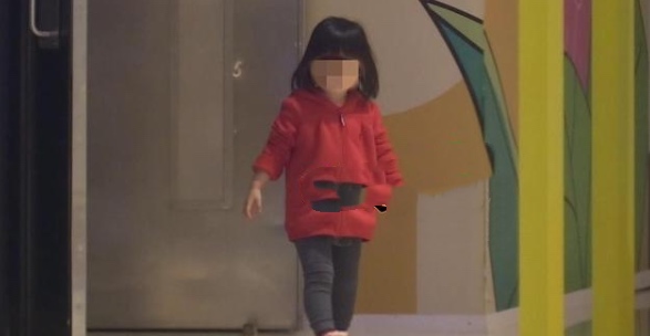 张萌一家三口罕露面！与富豪老公当街拥抱，一旁女儿受冷落超委屈