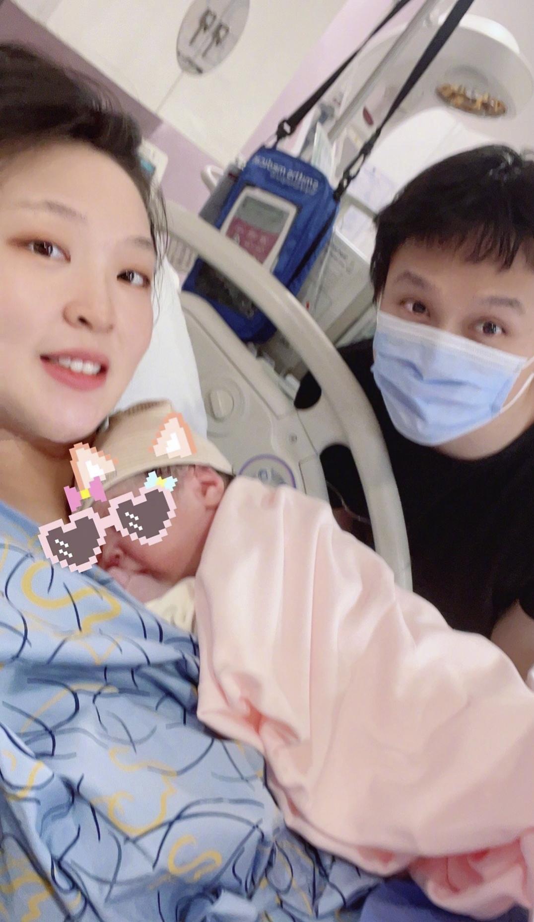 惠若琪晒孩子近照，女儿遗传妈妈四肢修长，网友调侃手势似扣球