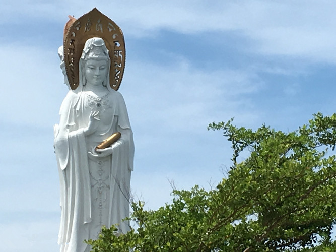 三亚南海观音像(三亚有座南海观音像，规模浩大冠绝中外，三亚旅游的朝圣之选)