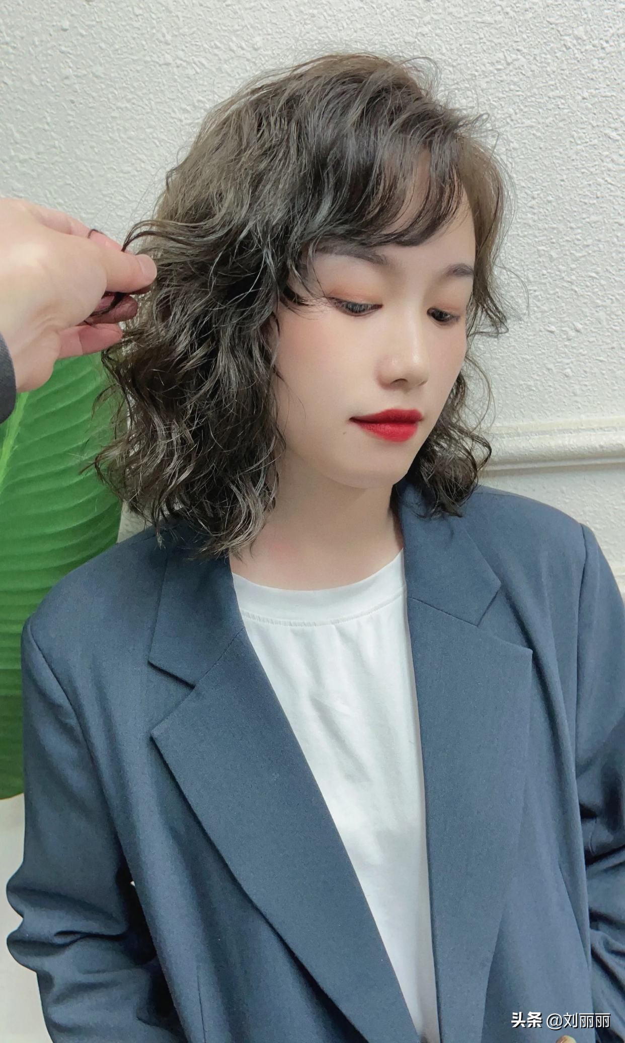 人瘦脸小适合什么发型(头发细软少,发型就选这3种,洋气蓬松又瘦脸)