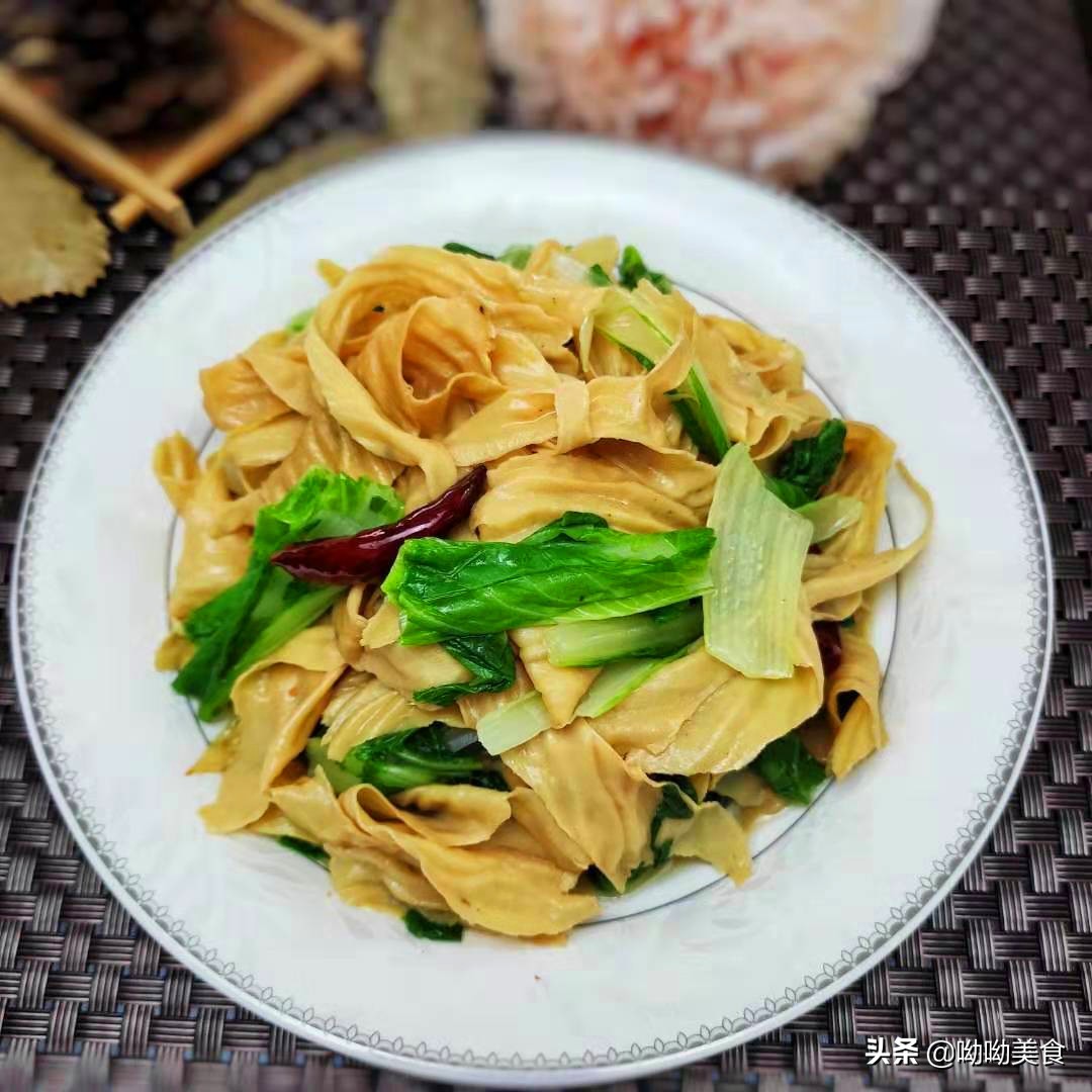 儿时的美味，“人造肉”搭配上小白菜，清脆爽口，有嚼劲
