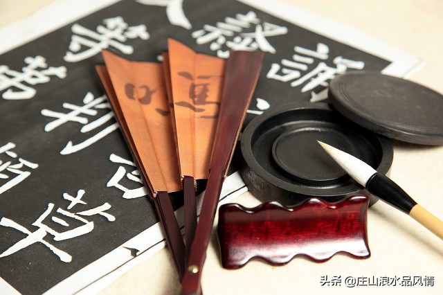 廾字读音及张双锁姓名解析：详解汉字读音与姓名文化