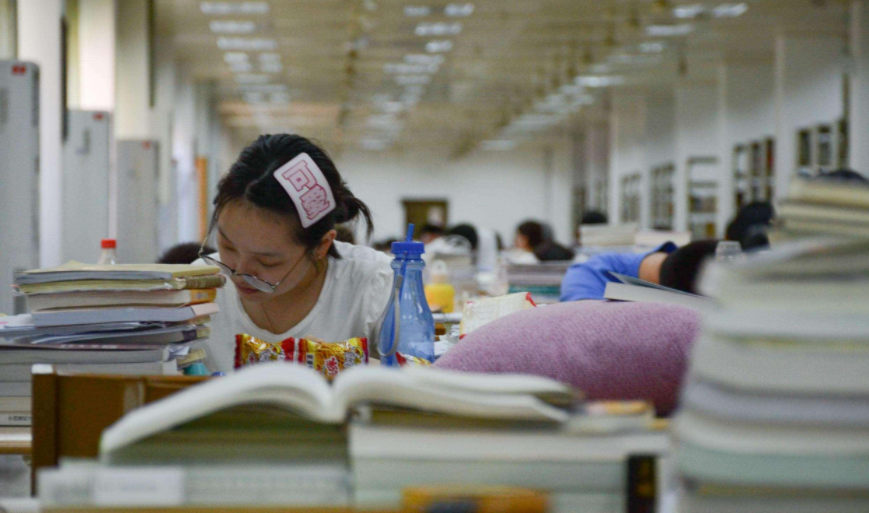 扎堆考研的二本生，为何初试容易复试难，导师说出原因