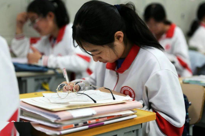 新政策出台，2022年高考增加“身份限制”，不符合要求将无缘高考
