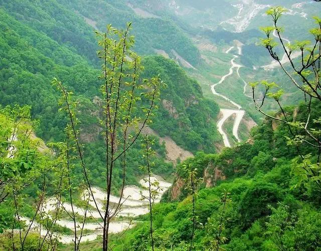 赏秋时节 </p><p>　　 打卡京郊这10条乡村公路，藏着北京最美的秋天