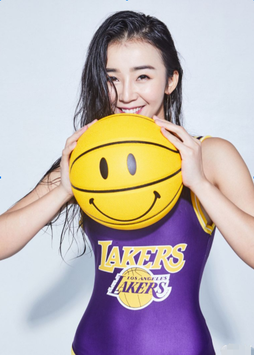 张曼源为什么离开nba(央视主持张曼源近况！吐槽海边住帐篷体验，微博秀性感“衬衫照”)