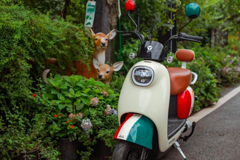 雅迪,小刀新款电动车来了,走时尚路线,适合城市白领骑行 - 114货源网