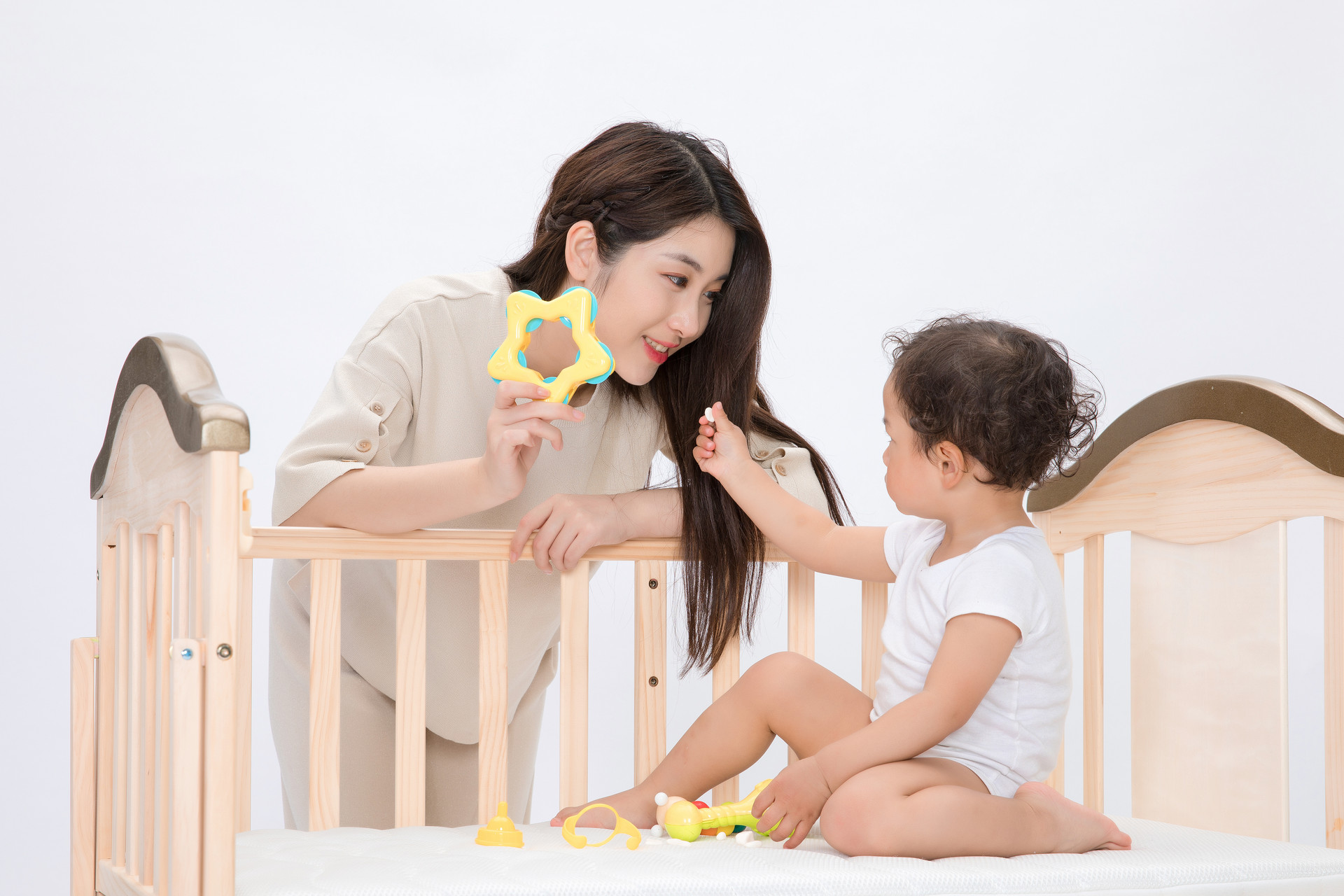 陈小春晒二胎：小儿子眼睛大发量惊人很可爱，附一岁孩子养育要点