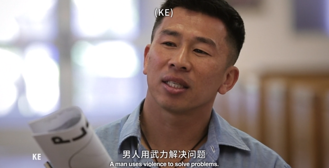 当我在哭泣时，我是“尼洋”，男孩飞到性别歧视。如何打电话给男人