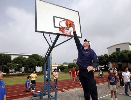 nba扣篮为什么离地高(什么叫天赋异禀！2米31新星离地5cm轻松扣篮！图看站着扣篮的巨人)