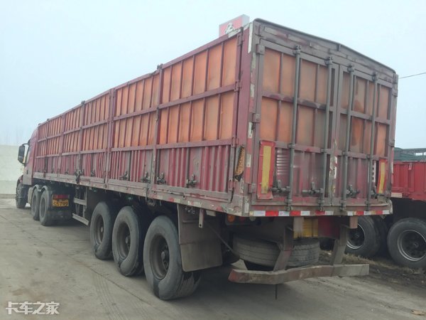 这台车之前主要以陕西,山西两地的煤炭运输为主,选择仓栅式挂车比同