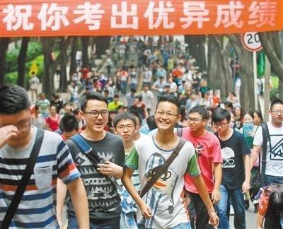 考生考上清华却被取消资格，网友得知后，不但不同情还拍手叫好