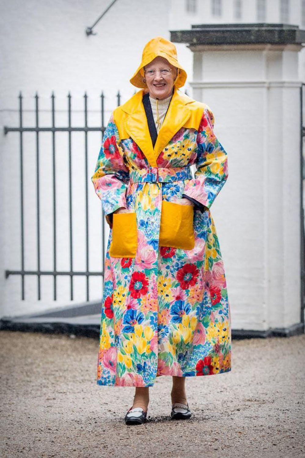 丹麦81岁女王接地气：穿着大胆个性十足，平日里挎着菜篮子逛市场