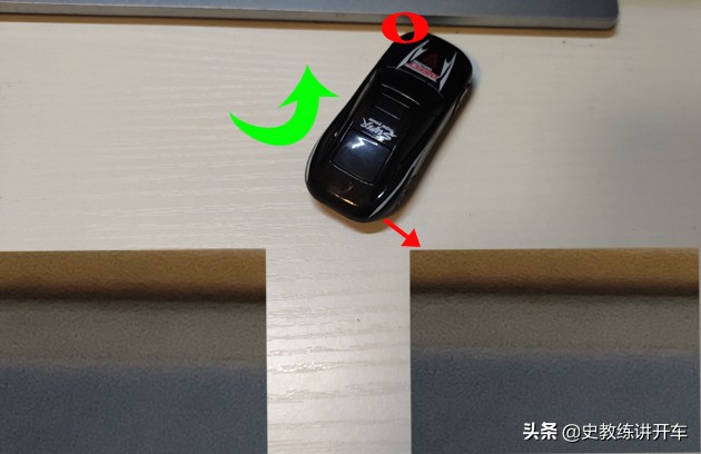 乡间丁字路口，新手司机如何借道倒车，安全通过窄路掉头？