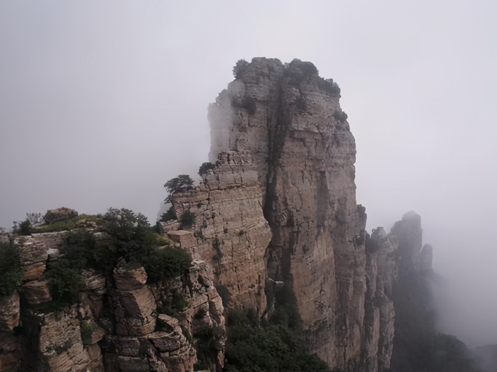 毛主席《十六字令》层层递进，词中有史，史中有词，不愧词中瑰宝