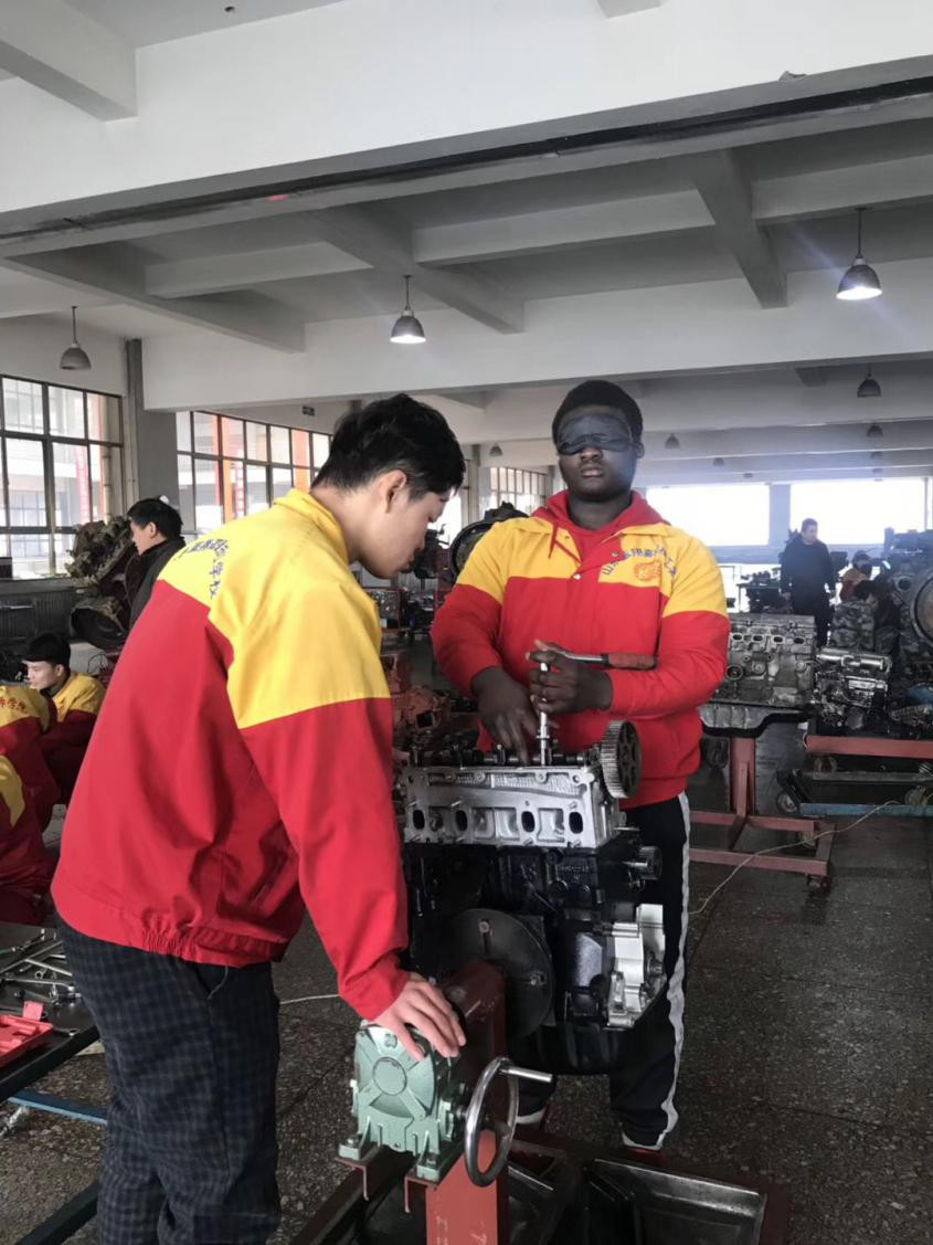 探访神奇的职业学校山东蓝翔：老师分房、学生竞拍、准军事化管理