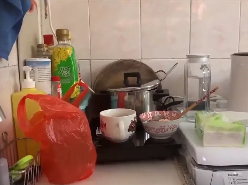香港母女蝸居6㎡劏房，厕所难坐下洗衣机放床边，网友：太逼仄