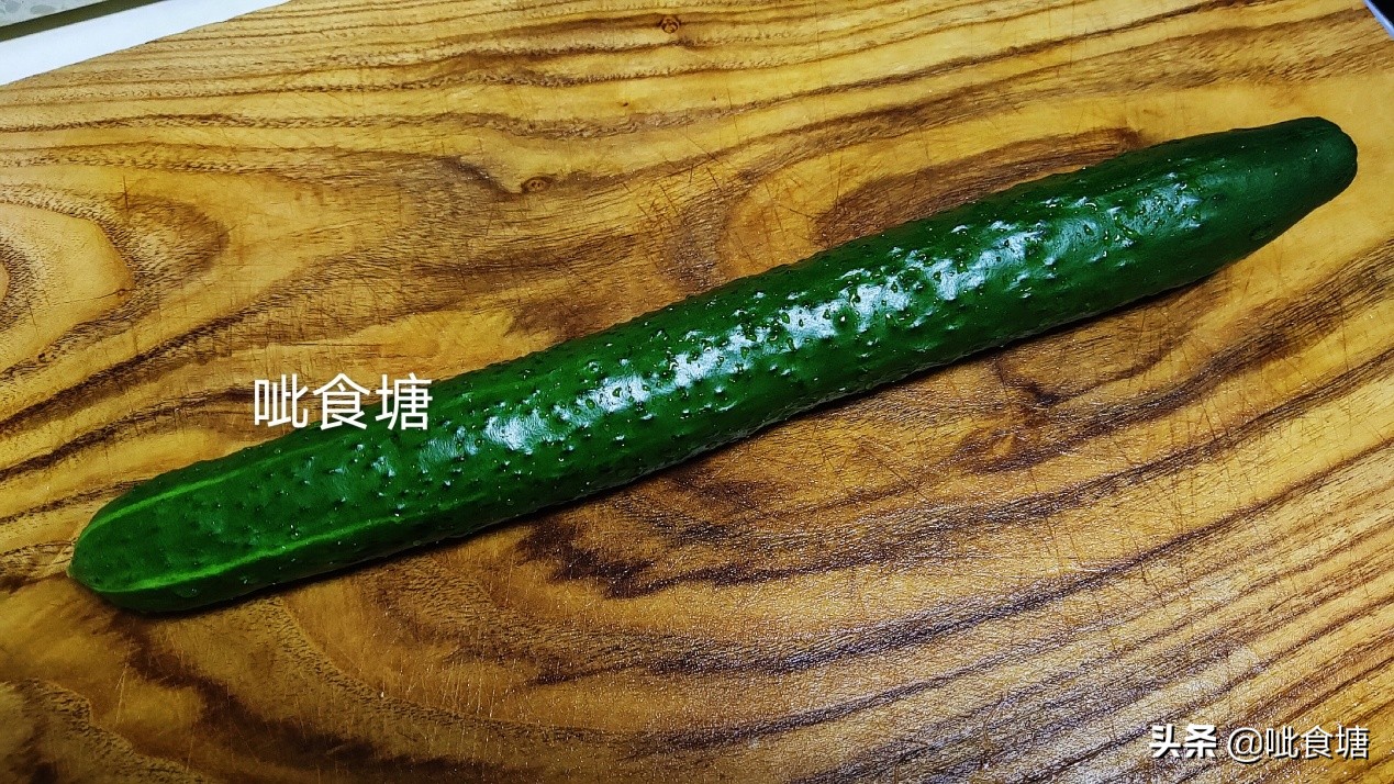 饭店的黄瓜片都是菱形的，大厨是怎么切的？只需2步你也能学会