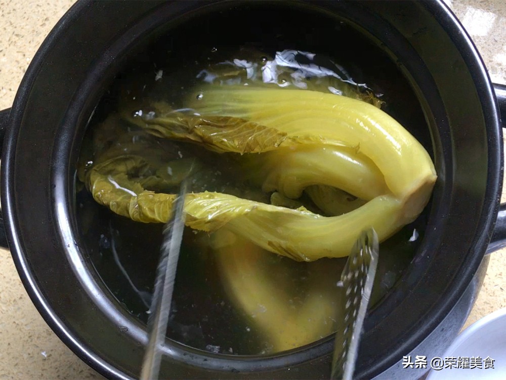 家传秘制的咸酸菜做法，5天就能吃了，色泽金黄又酸咸脆