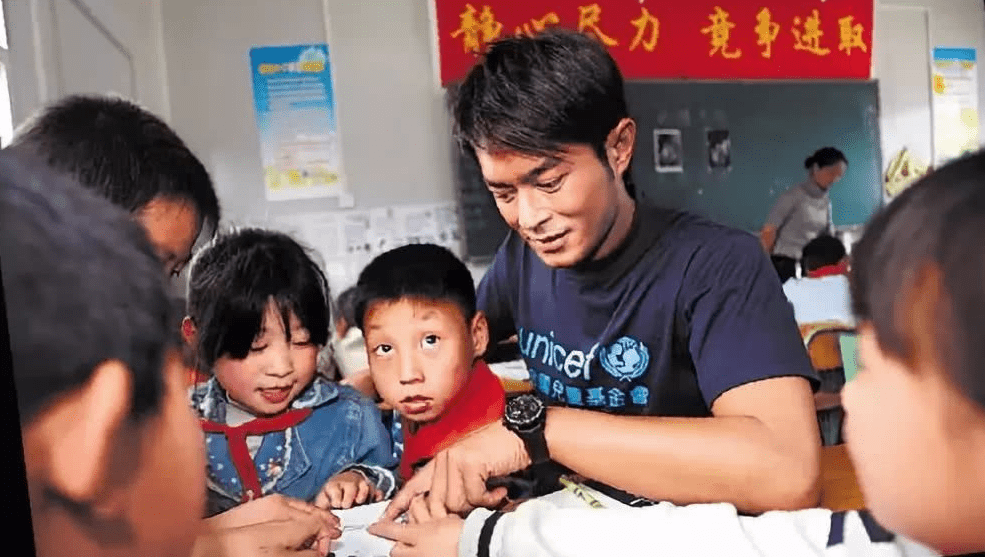 古天乐曾捐赠111所学校，而10年前这所希望小学，如今却彻底荒凉