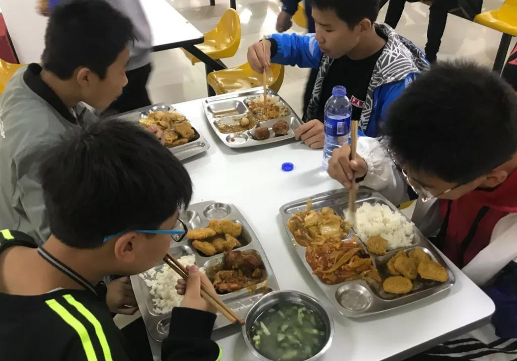 大学食堂标语走红，为了学生吃饭出奇招，阿姨多年的手抖都治好了