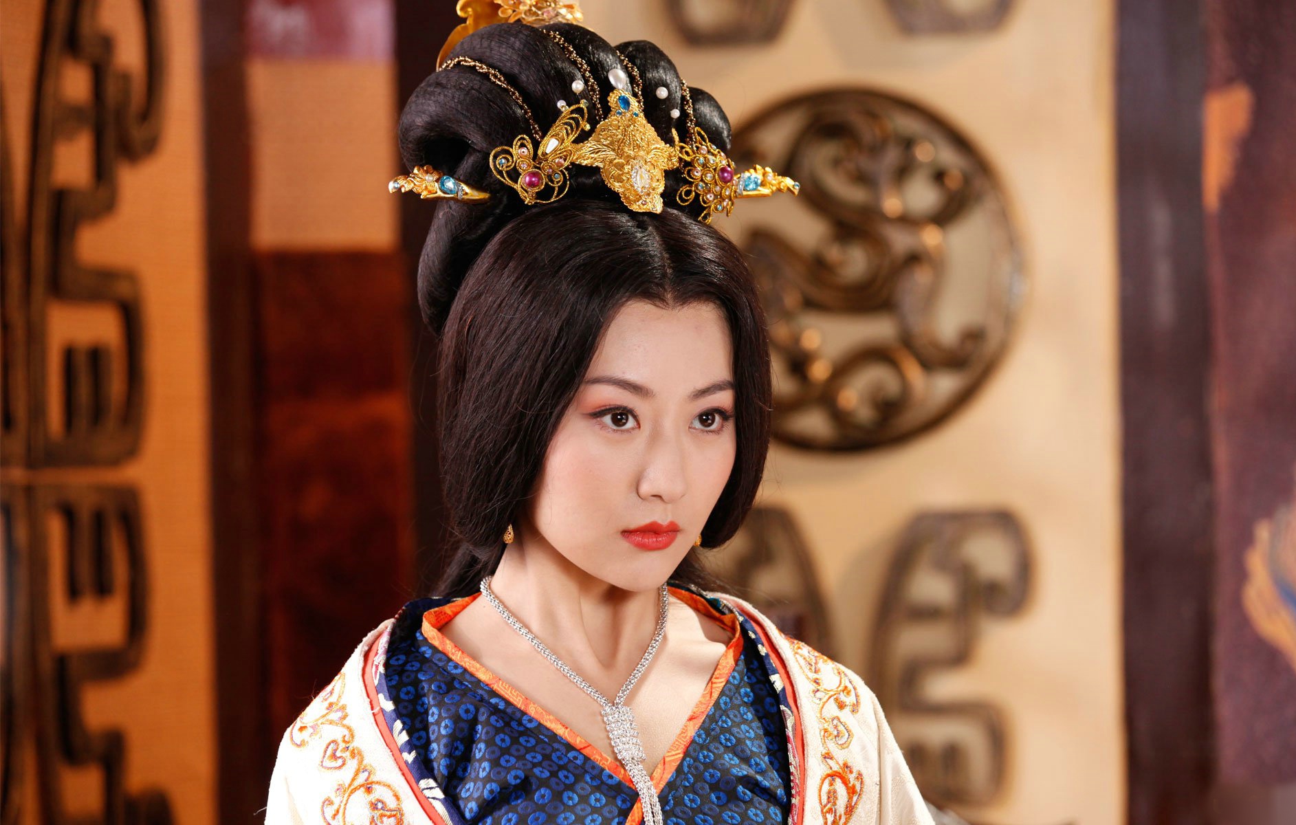 杨广颁诏,称赞自己的原配:"妃萧氏,夙禀成训,妇道克修,宜正位轩闱,式