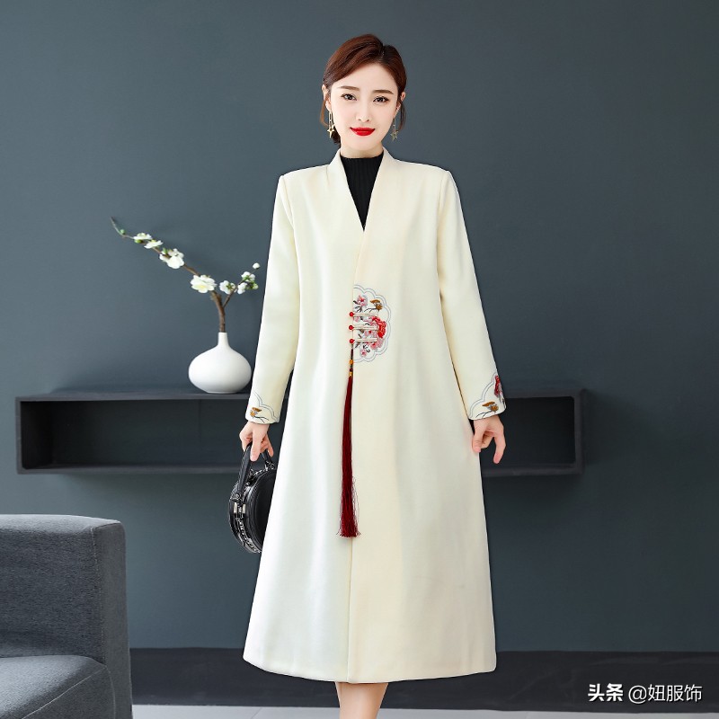 喜爱中国风，这几款复古刺绣毛呢大衣，古典优雅，穿出别样的美