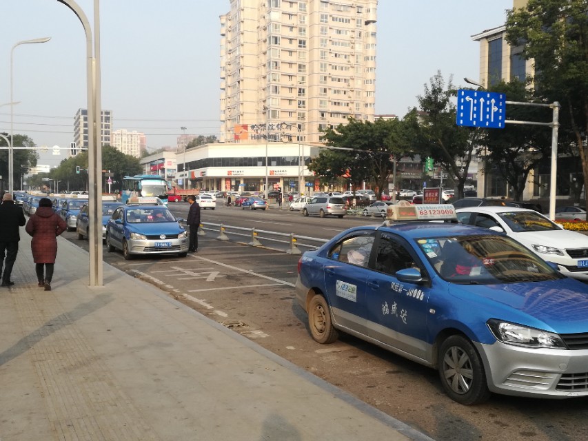老师你好，出租车发生事故有没有误工费这一说？