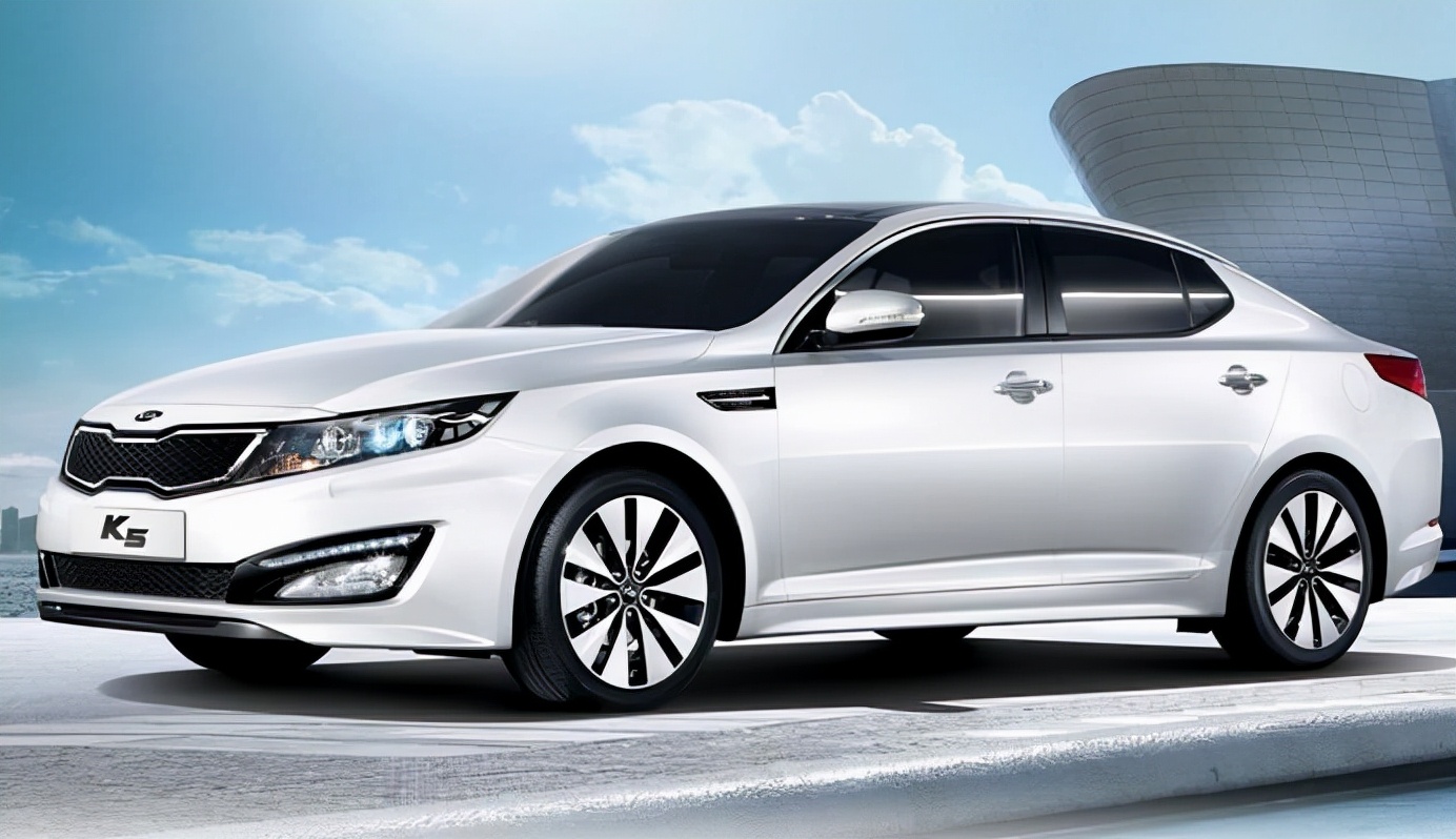 起亚K5为什么翻不了身？明明低一等还敢玩“三大件”内外有别