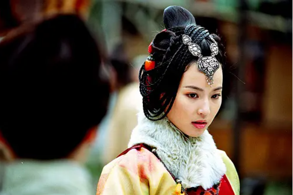 一次是在电视剧《少年杨家将》中,刘诗诗饰演罗氏女,她饰演银镜公主