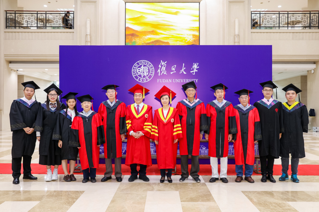 毕业季，复旦大学书记校长喊毕业生合影啦！