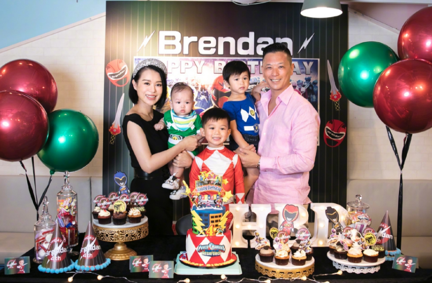 41岁胡杏儿穿吊带炫身材，光脚丫站海水中，裙子开叉秀一侧大长腿