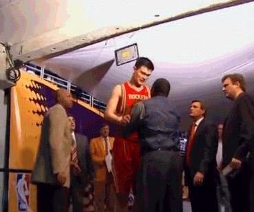 nba球员眉骨破裂有哪些(6大带伤出战的感人时刻：科比靠6根手指夺冠，姚明上演王者归来)