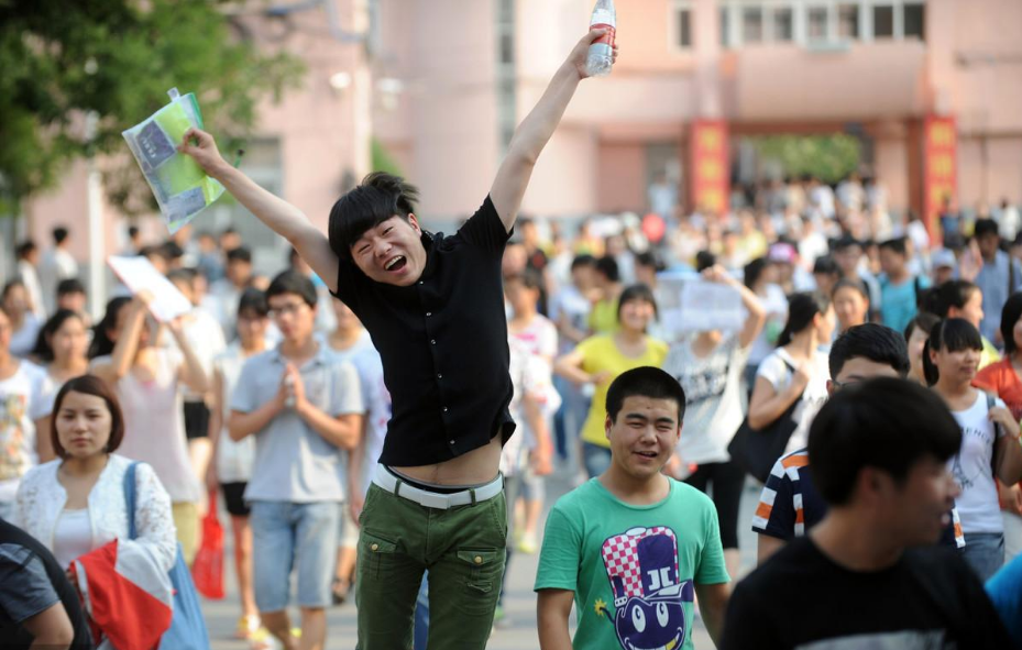 中高考当天要不要全程陪考？一些家长很纠结，聪明的家长却这么做