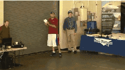 纸飞机脱手前为什么要哈一口气？