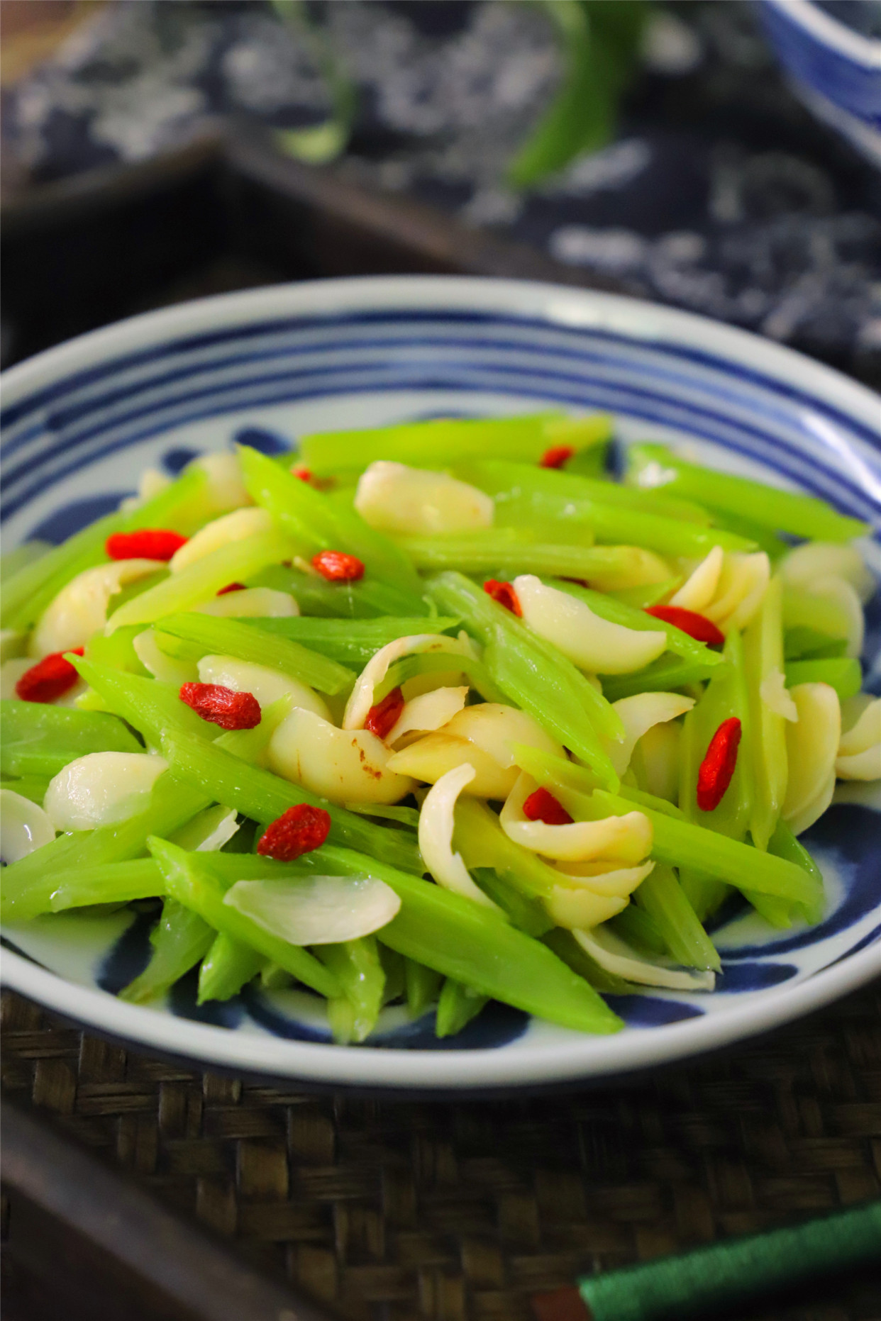 夏天,芹菜百合是最佳搭配,隔三差五吃,解暑安神,美味不长肉