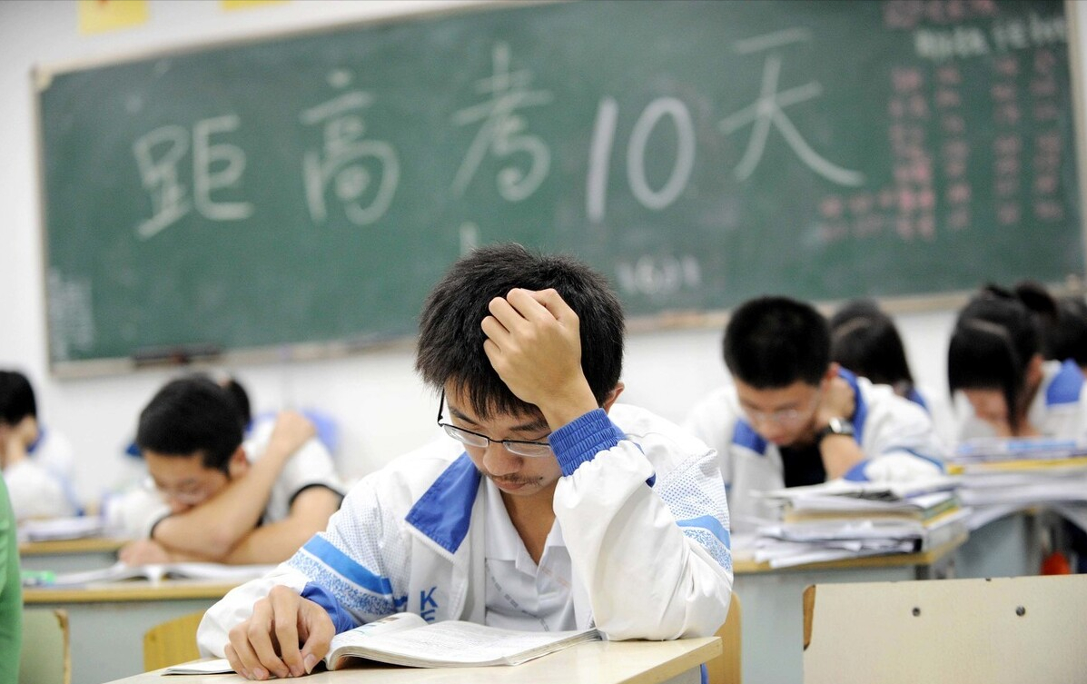 易烊千玺也偏科，高考数学考了100分，语文95分，英语不及格