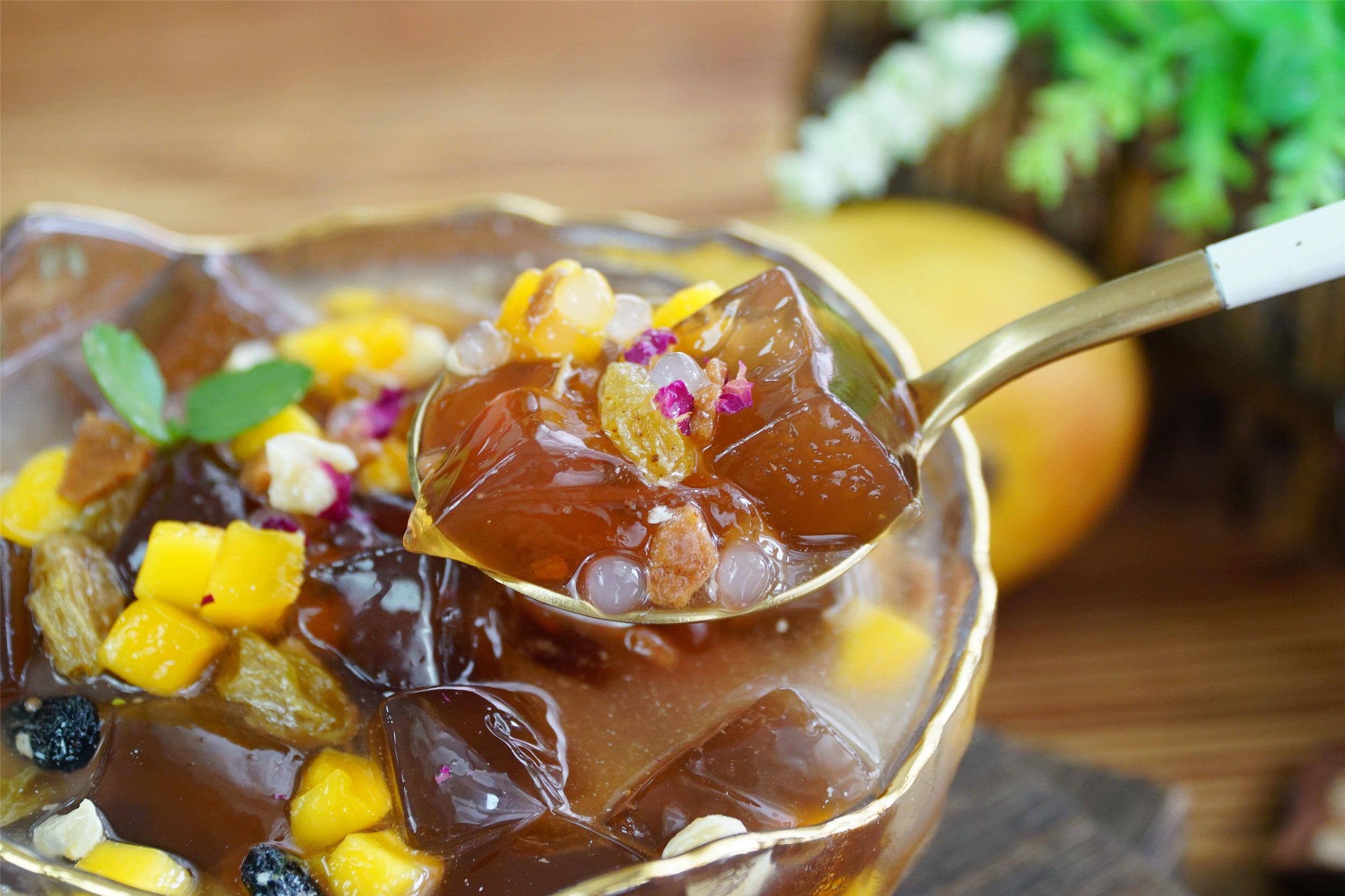 天热,吃雪糕喝冷饮不如来碗"冰粉",几块钱做一大碗,痛快消暑