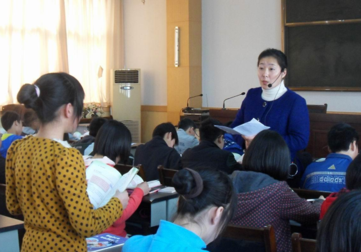 女教师因怀孕坐着上课，遭校长点名批评，如此规定被质疑不近人情