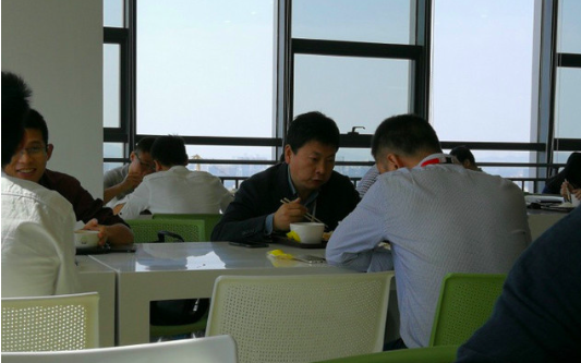 余承东：出身贫寒，三次豪赌带领华为通信全球第一手机全球前三